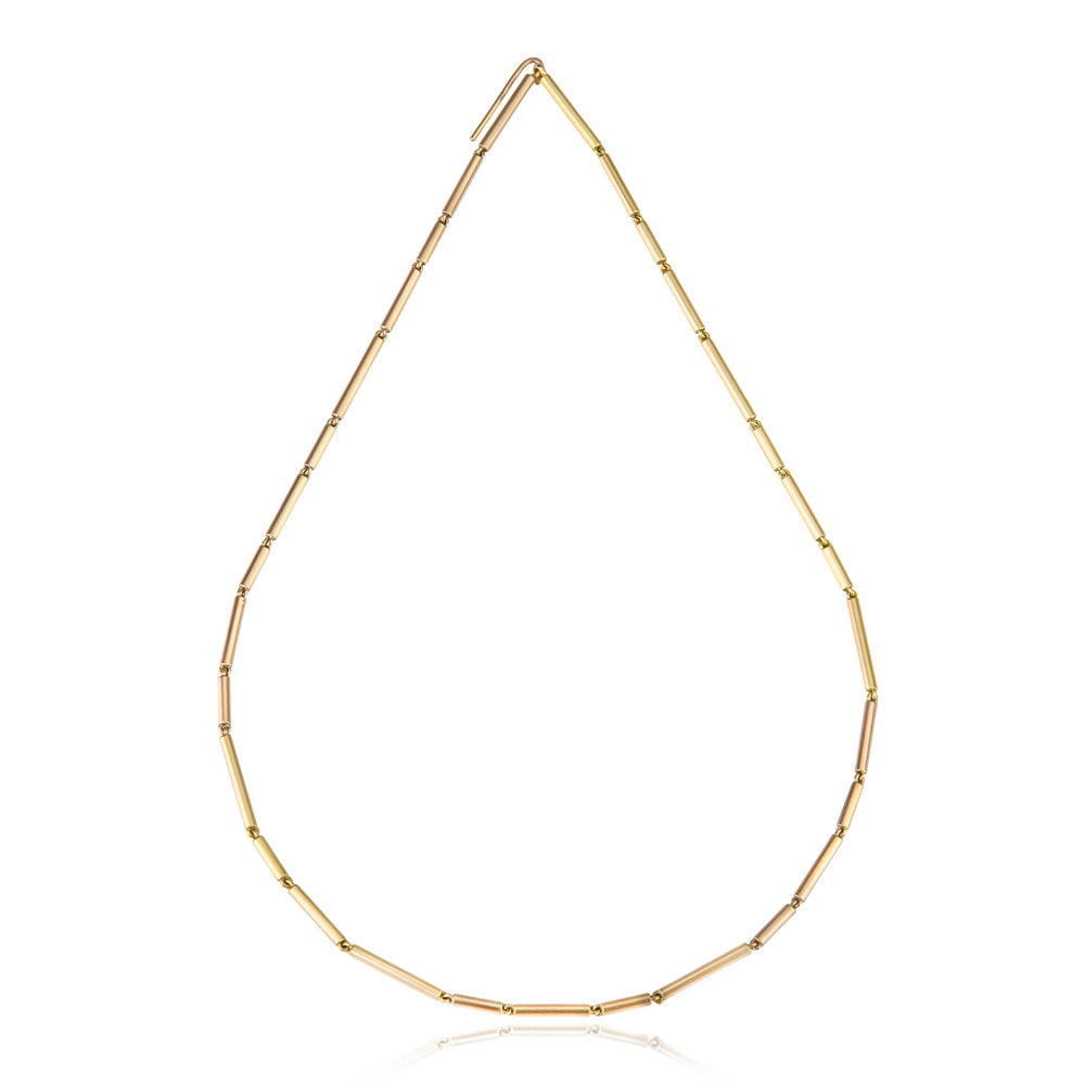 Crafted from solid 18ct gold, this necklace presents an abstract composition of articulated rod segments that flow seamlessly as one piece, it has an alluring weight and feels lovely on the skin. Perfect for those who appreciate minimalist aesthetics with architectural depth, understated luxury.  Bamboo necklace y Sarah Herriot.