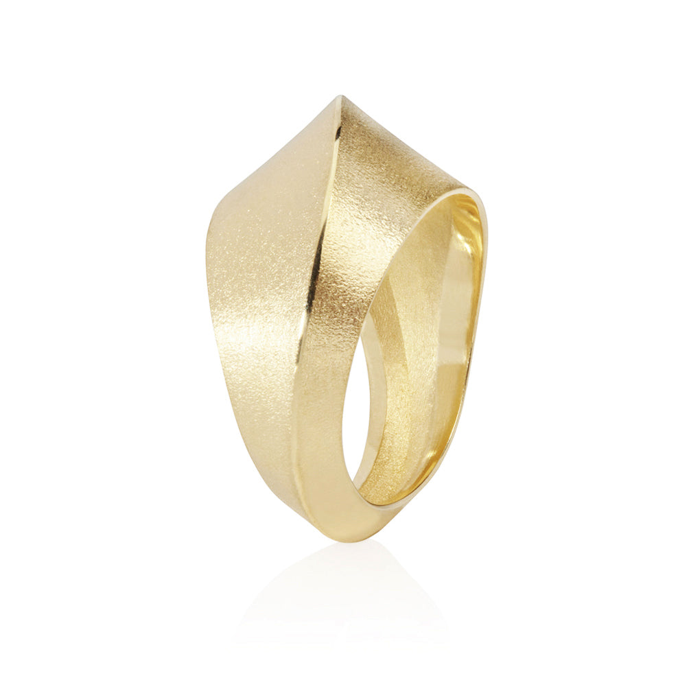 Golden dune ring, based on a dreamy desert sand formation, crafted in 18ct gold. Dune ring by Sarah Herriot.