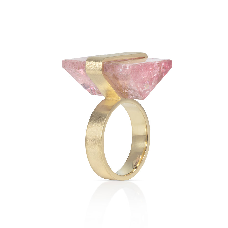 Key ring in 18ct gold with large rectangular mirror cut pink tourmaline. Key ring in 18ct gold.