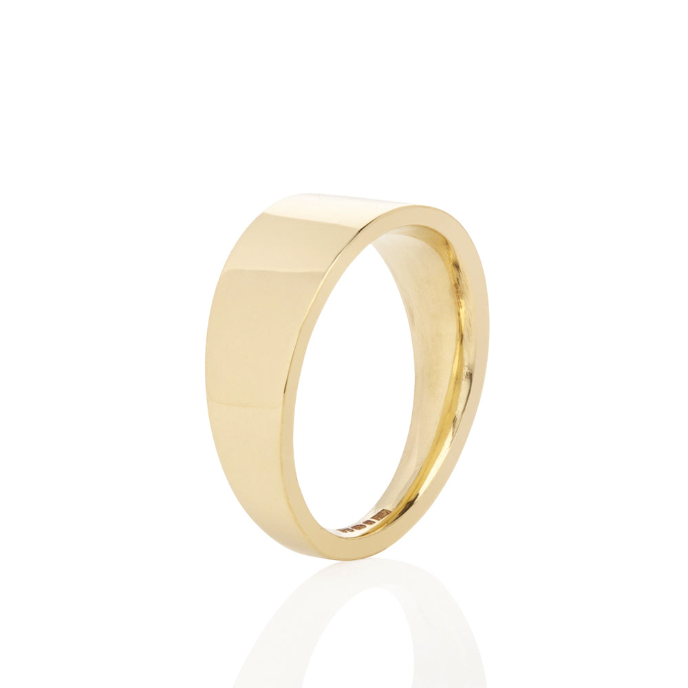 Elegant tapered ring in 18ct gold.  Taper ring by Sarah Herriot.